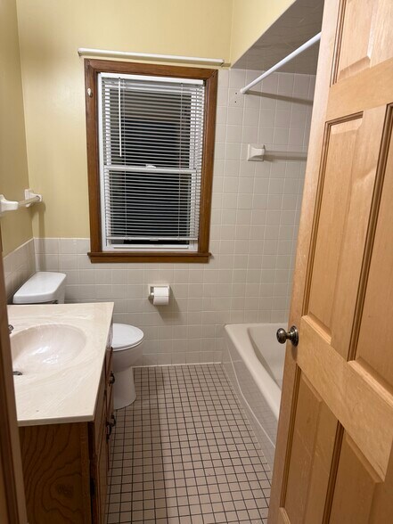 Main floor bathroom - 2129 Midlothian Rd