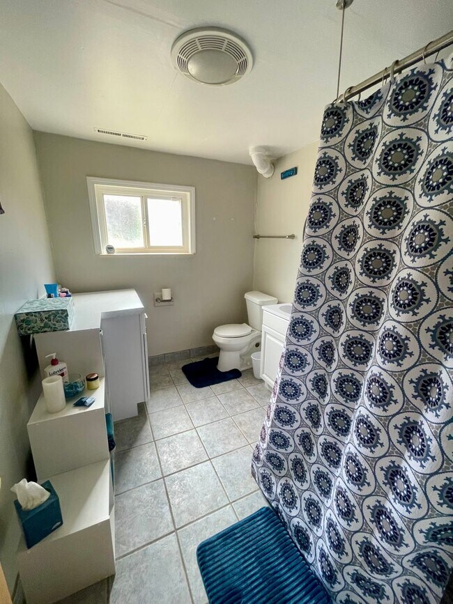 Building Photo - Furnished 3 bedroom/2bath close to Garden of the Gods