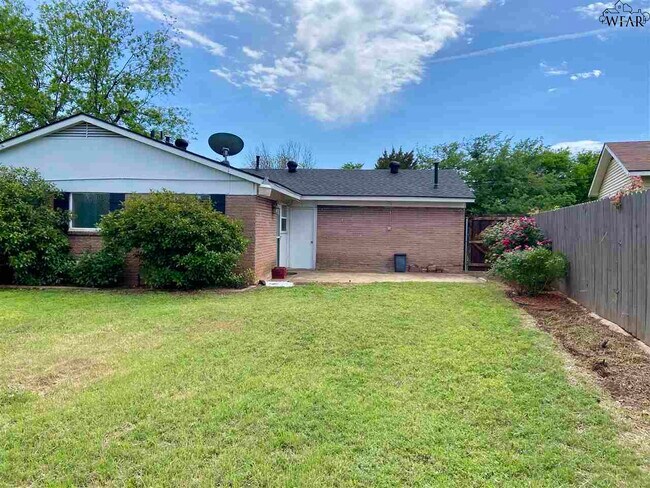 Building Photo - 1601 Deer Park Way