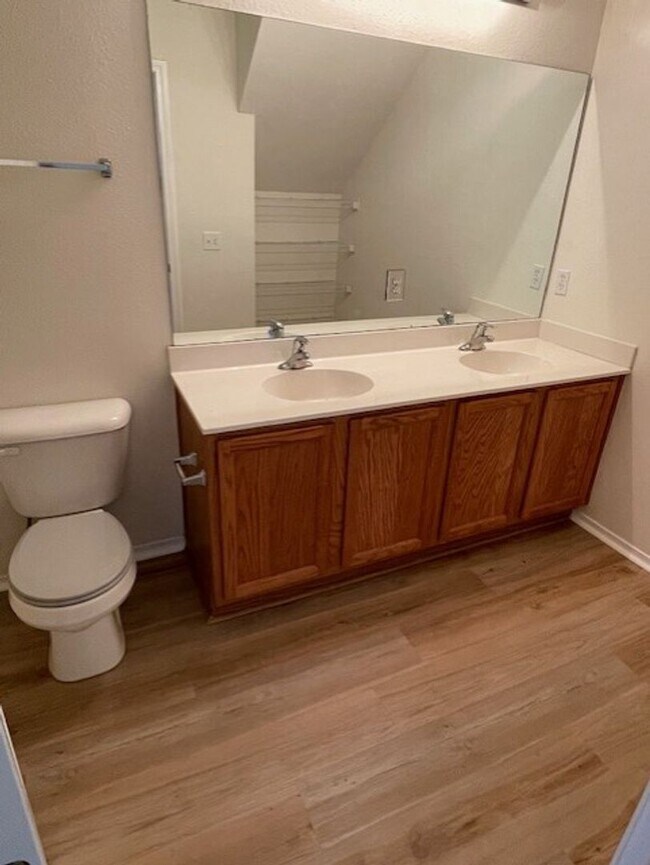 Building Photo - Four Bedroom Town Home with Two Car Garage in University Park-Renovated!