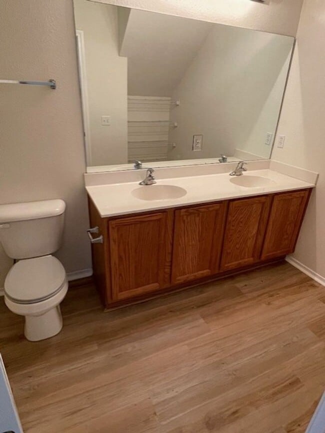 Building Photo - Four Bedroom Town Home with Two Car Garage in University Park-Renovated! Free First Month For Qua...