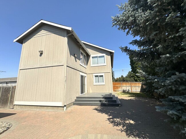 Building Photo - Spacious 4 Bed, 2.5 Bath Home!