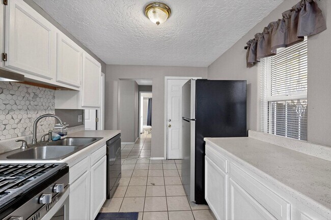 Building Photo - Historic Bungalow House 2/bd 1/ba 730/sf