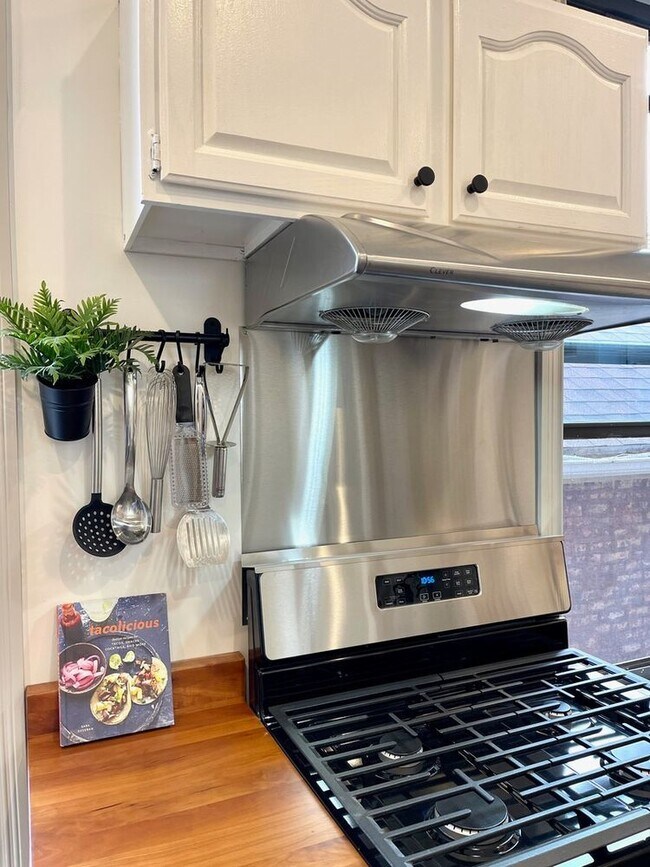 Building Photo - 3009 S Parnell Ave