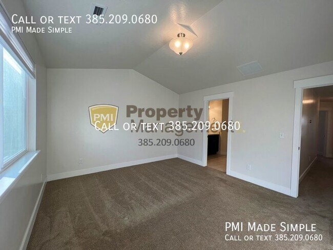 Building Photo - GORGEOUS & SPACIOUS Vineyard Townhome!
