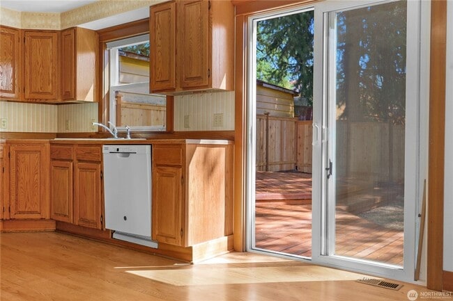 Building Photo - 3 bedroom 2.5 bathroom single family house...