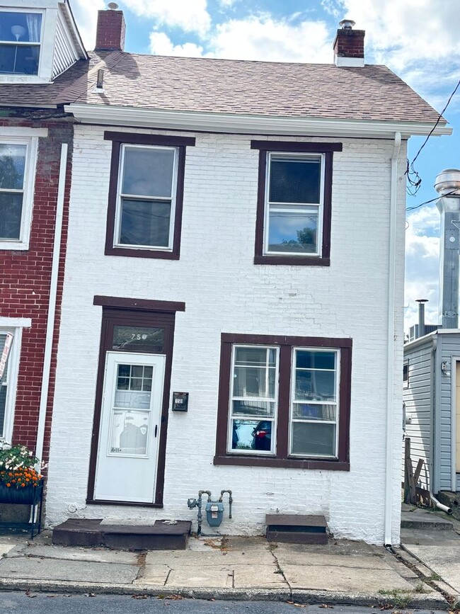 Building Photo - 2 BR Home Available in Catasauqua, PA