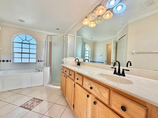 Building Photo - Large and Spacious 4/2 in Ideal Location!