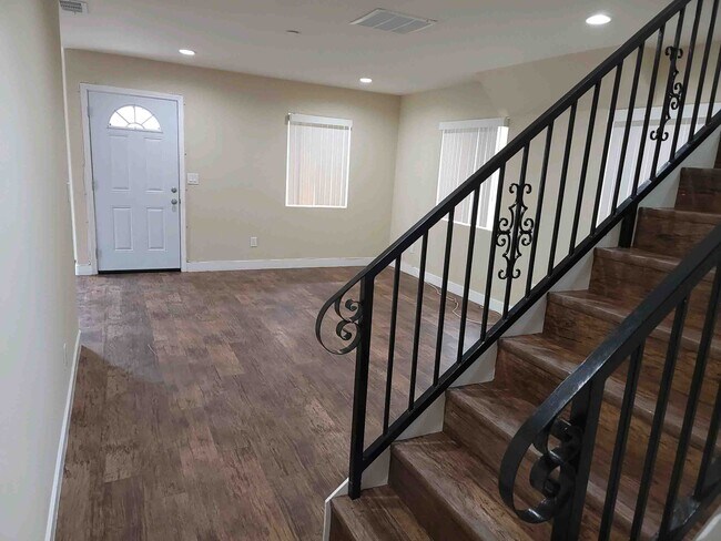 Building Photo - 1334 W 62nd St