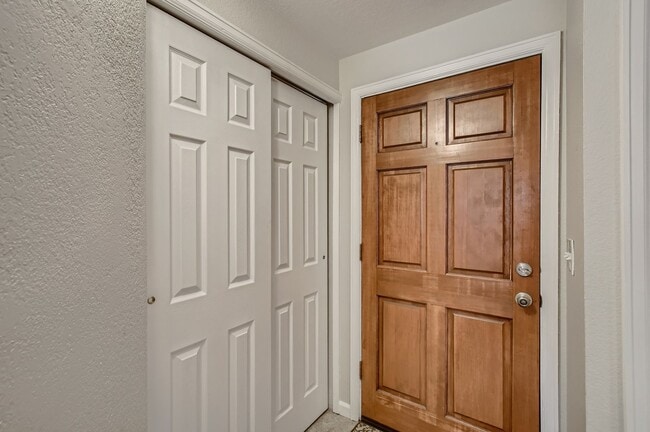 Building Photo - Lovely Pearl St. Condo 1 BDR/1 BA Downtown Boulder