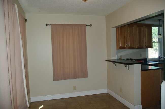 Building Photo - Large Garage!! Large 3 Bedroom House in Midway near Green Line