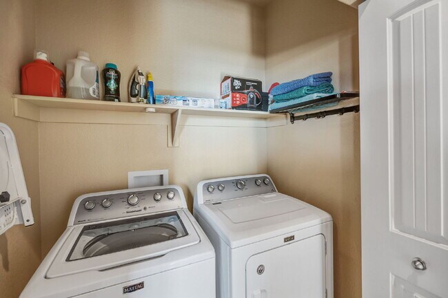 Building Photo - This 3 bed 2.5 bath townhome offers a perf...