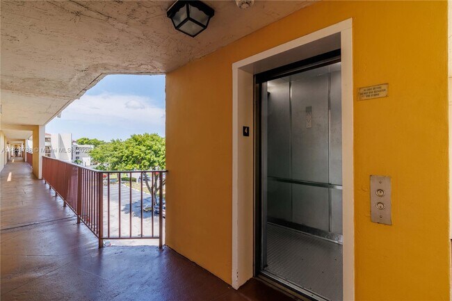 Building Photo - 8870 Fontainebleau Blvd