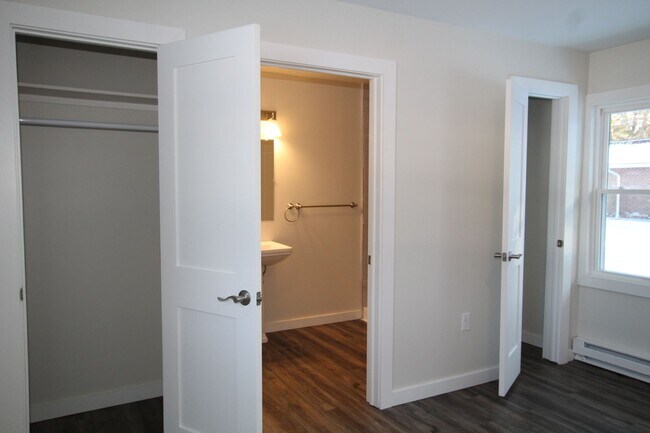 Building Photo - Beautifully remodeled and completed 1 bedroom apartment.