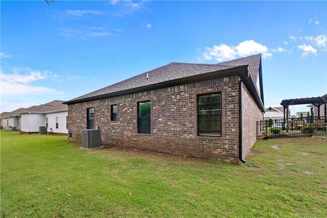 Building Photo - 2104 SW Huntwick Ave