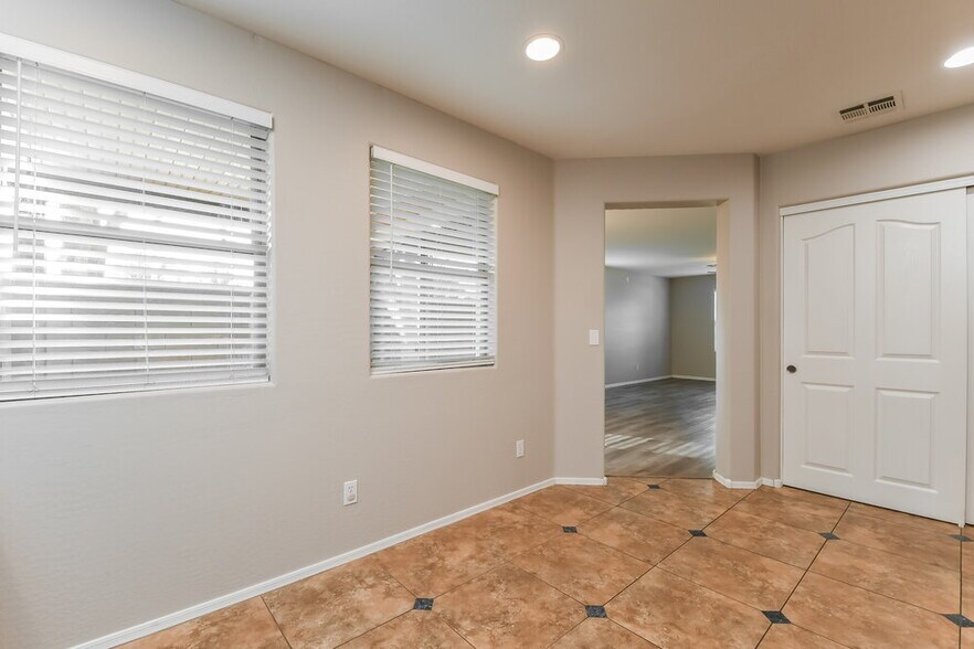 Building Photo - 2523 E Bart St