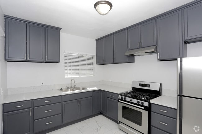 1BR, 1BA - Front - 338-350 E 7th St