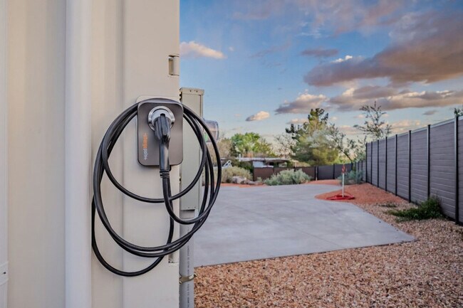 Building Photo - 736 W Rider Dr