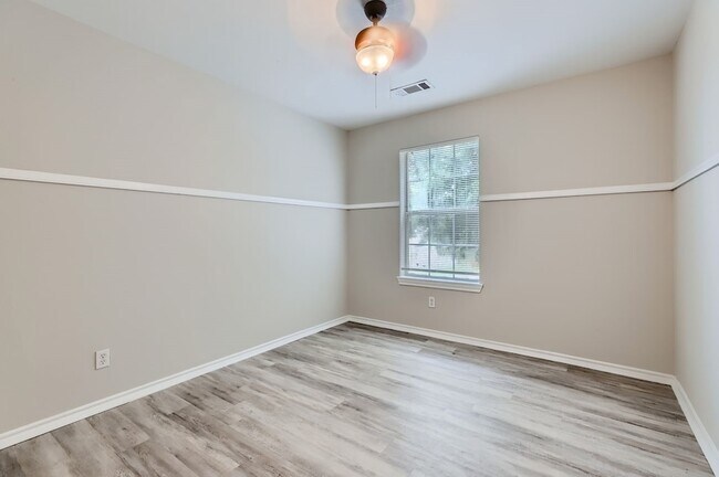 Building Photo - 1406 Buckingham Dr