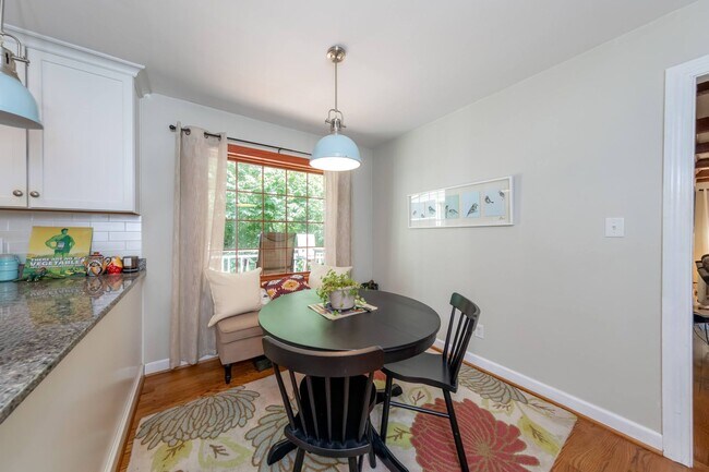 Building Photo - Spacious Colonial in Queens Lake