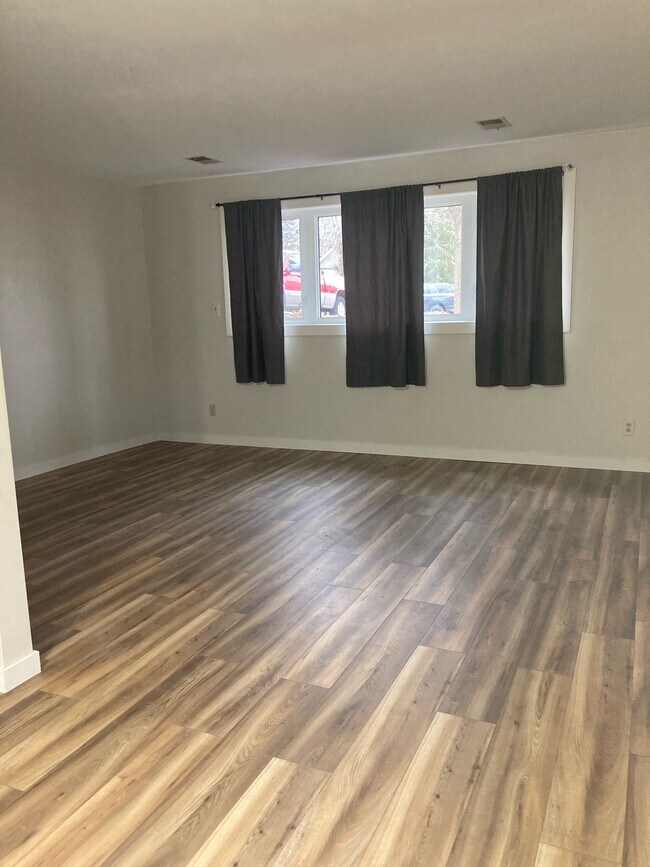 Building Photo - 323 Allan Ave