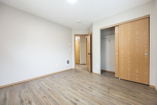 Building Photo - 4Bed/2.5 Bath available in SE Portland