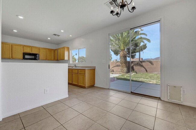 Building Photo - Adorable 2 story in the Northwest! Fresh paint and new carpet!