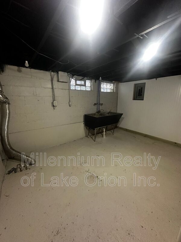 Building Photo - 24 Utica Rd