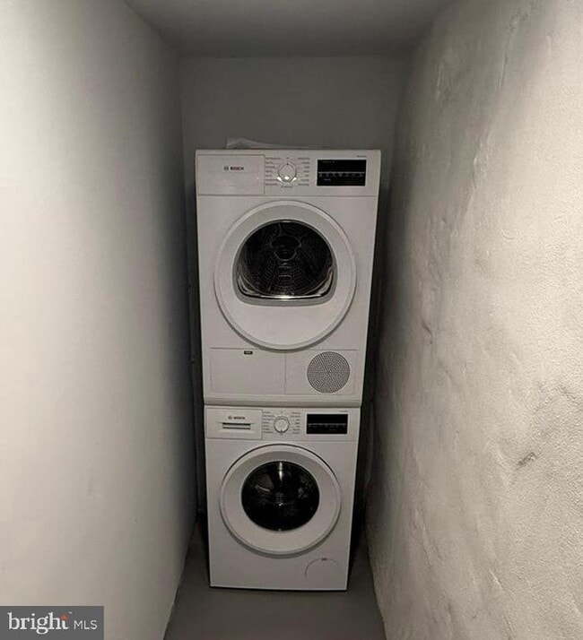 Building Photo - 5618 Cedar Ave