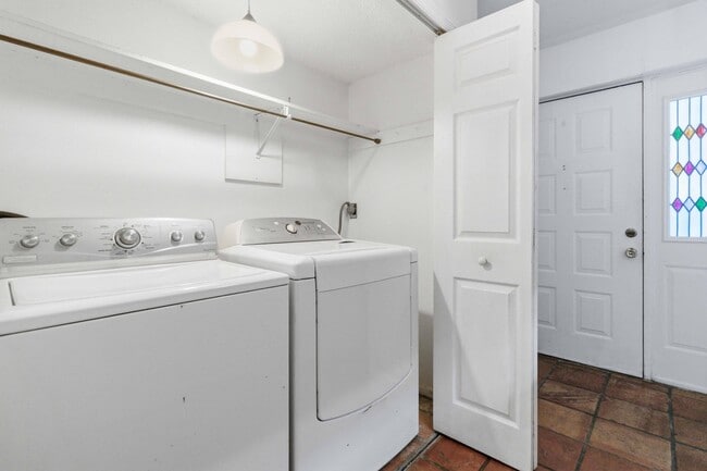 Building Photo - 2107 Hidden Grove Ln