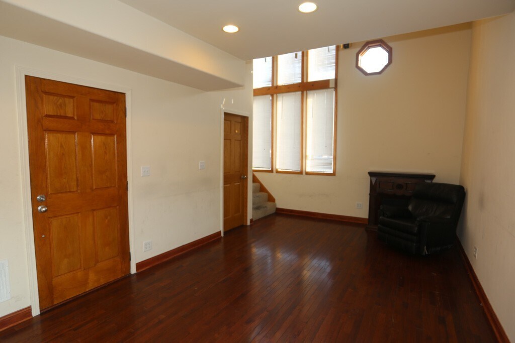 Building Photo - 2458 N Clybourn Ave