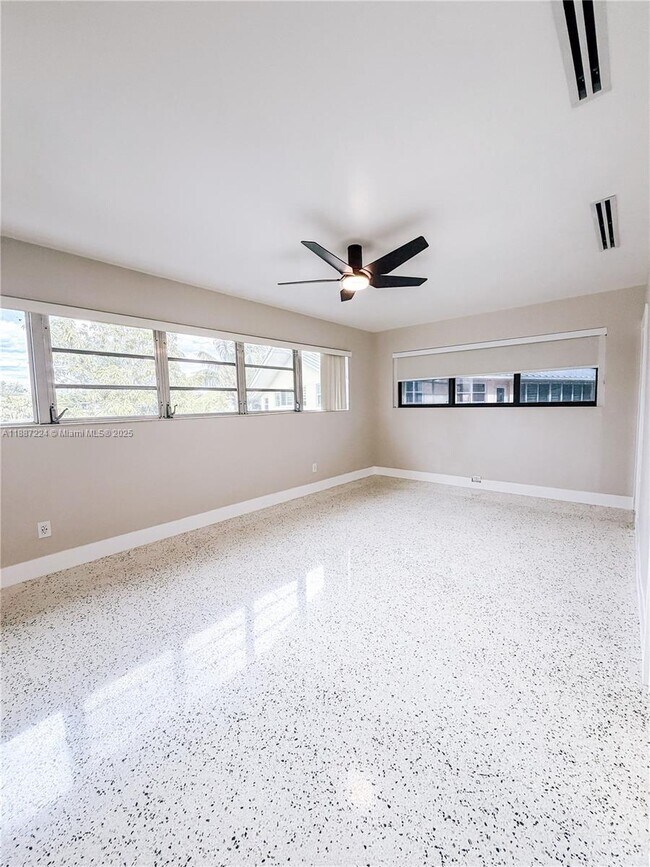 Building Photo - 425 NE 103rd St