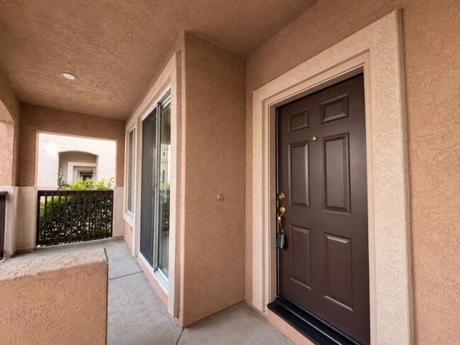Building Photo - 910 Camino De La Reina