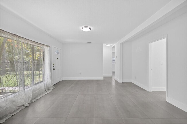 Building Photo - 17150 NE 18th Ave