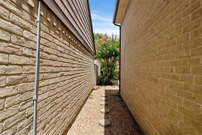 Building Photo - 8033 Oakwood Forest Dr