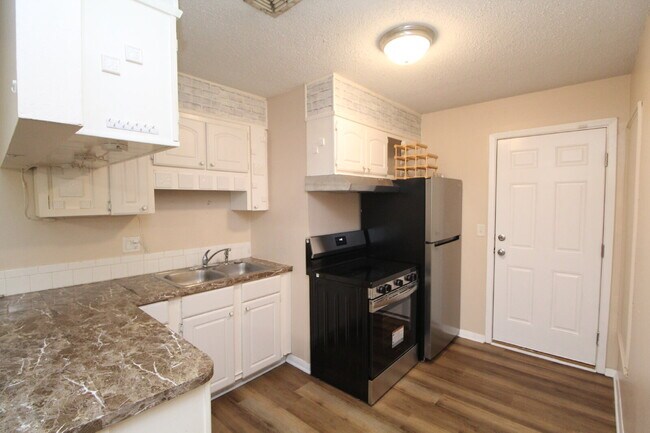 Building Photo - Quiet North Pensacola/Cantonment 2BR Brick Duplex on 1 Acre with Open Living Layout, Storage Room...