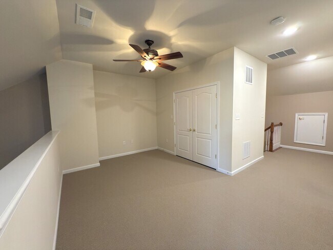 Building Photo - 3 Bedroom, 2.5 Bath, Loft, 2-Car Garage Ho...
