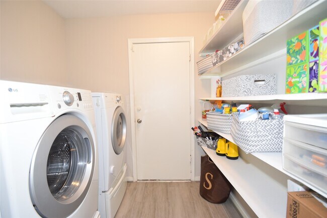 Building Photo - 22922 Glenover Dr