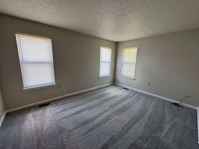 Building Photo - Eagle Creek 3 Bed 2.5 Bath