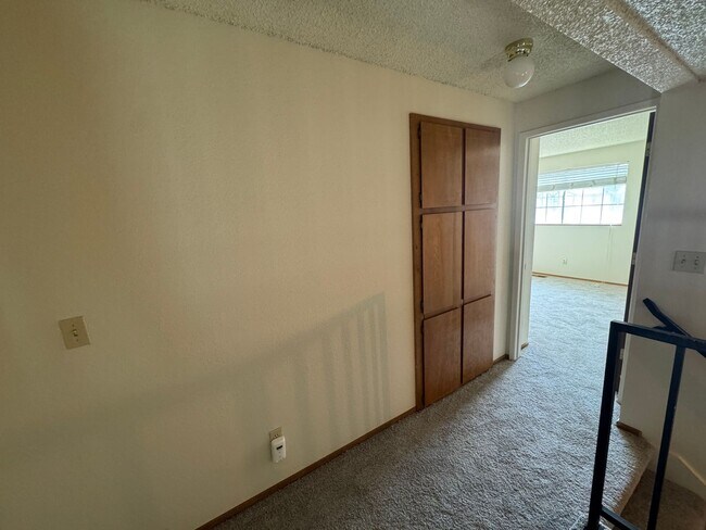 Building Photo - 1675 Round Mountain Cir