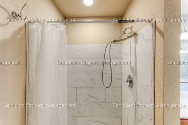 Building Photo - FOR LEASE | Jenks | $2500 Rent | 5 Bed, 3 ...