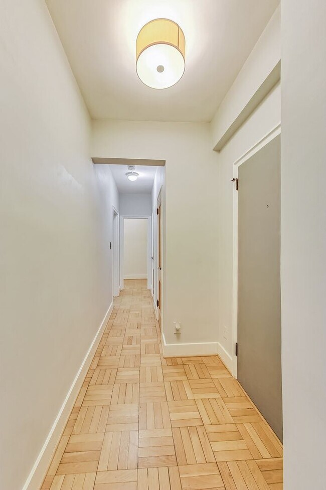 Building Photo - Stylish 1 Bedroom Condo in Foggy Bottom!