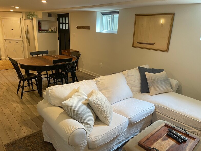 Building Photo - 402 N Cleveland St