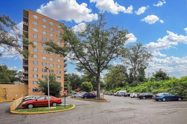 Building Photo - Spacious 1br/1bth Condo minutes from Downtown Silver Spring!