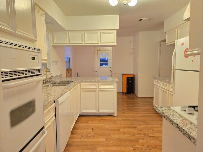 Building Photo - 8918 Mobud Dr