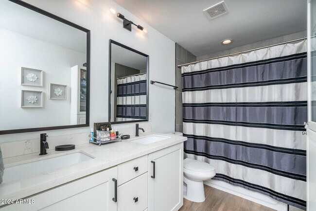 Building Photo - 8725 E Bonnie Rose Ave