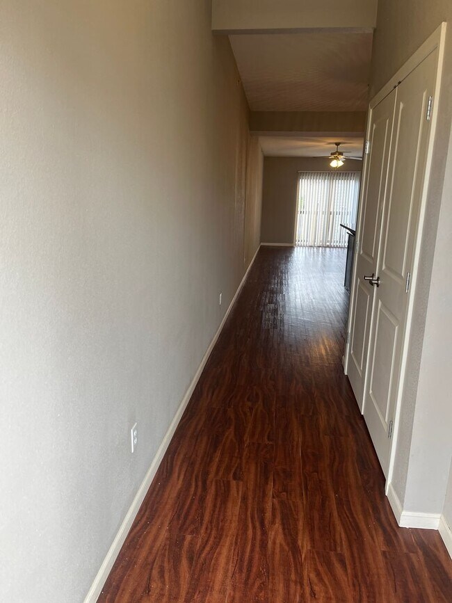 Building Photo - MODERN OPEN 2 BEDROOM, 2 BATH