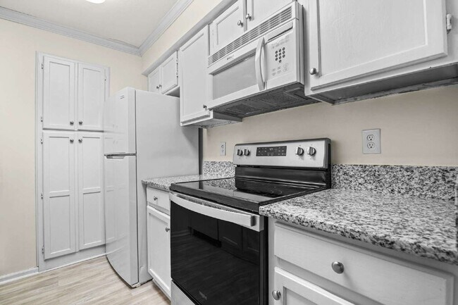 Building Photo - 3115 Pine Heights Dr NE