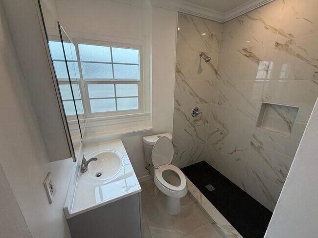 Master Bathroom #1 (Upstairs) - 1754 N Alexandria Ave
