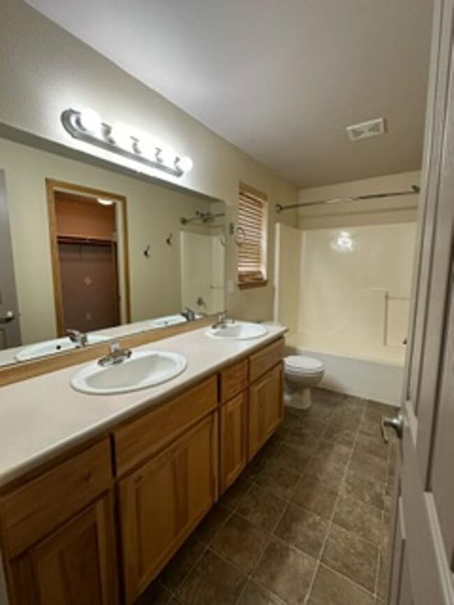 Building Photo - Bright & Spacious 3BR/2BA Home in SE Bend – Prime Location!